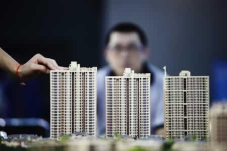 中原地产研究中心统计数据显示，5月楼市整体成交回暖，同比、环比齐升。    　　5月，一线城市新房成交面积平均环比继续上涨，环比涨幅达到了20.1%，其中北京上涨最明显，新房成交面积环比上涨了42.5%，同比也上涨了10.5%。上海、广州的新房成交量也有明显增长，与2019年同期基本持平。    　　二三线代表城市新房成交面积同比、环比均有不同程度上涨。二线城市新房成交面积平均环比上涨了35%，其中最为典型的上涨城市为温州，上涨了120%，武汉上涨了81%。三线代表城市新房成交面积环比上涨22.1%，韶关涨幅较大，扬州、东莞涨幅均在10%以内；从同比来看，整体上涨14.0%。  　　来源：房讯网