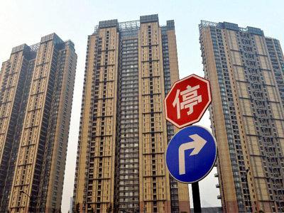 据不完全统计，今年前5个月已有20余地出台租房新规，涉及房源、租金、安全、监管乃至户籍等诸多方面，快来看看有你将去的城市吗？    　　9地保障租赁住房供应  　　日前，58安居客房产研究院发布重点城市租房趋势报告显示：4月份，北京、广州、深圳新增房源量依次环比上涨31.4%、28.9%和45.4%；新一线城市代表如成都、杭州、天津等新增房源量涨幅更高，分别为61.7%、70.3%和56.6%。  　　58安居客房产研究院分院院长张波认为，二线城市出现部分区域房源供给量明显增长等和城市的市场环境有着直接关系。事实上，据中新经纬客户端不完全统计，今年以来，已有9地明确租赁住房建设计划或增加供应措施。    　　其中，济南明确，通过3年试点工作，每年新增租赁住房120万平方米；杭州住保房管局确定2020年筹建完成蓝领公寓1.5万套(间)的目标任务；绍兴计划自2020年起到2024年，建设2.2万套人才租赁住房。  　　此外，长沙、武汉两地政府表态允许将符合条件的非住宅存量房屋改造为租赁住房，深圳住建局就“商改租”有关事项公开征求意见；广州、郑州两地鼓励利用集体、国有或自有土地建设租赁住房，前者给予补贴，后者将相关项目列入地方租赁住房建设计划；合肥还明确，将个人出租自有住房每平方米奖励从12元提高6元至18元。  　　易居研究院智库中心研究总监严跃进指出，2015年、2016年的时候中央和住建部就提出要大力发展租赁市场，到现在差不多已经五年的时间。在这个时间节点上，各地效果如何需要评估，今年也要加快完成发展。  　　严跃进表示，从实际过程看，有些地方积极增加土地供应，有些地方从存量物业的改造、更新等方面予以支持；有些地方明确政策性租赁住房和市场化租赁租房方面可以进行创新。各地手段不同，但都有力地促进了当地的租赁市场。  　　严跃进认为，现在的问题是上面提到的手段都是供应端的，是多主体供应、多渠道保障的导向。接下来的工作是强化租售同权，让更多人去租房子，这就是需求端的内容。供应端和需求端做好，后续的租赁市场才能更好的健康发展。  　　6地新规缓解租房压力  　　58安居客房产研究院发布的《2020一季度租房趋势报告》显示，租金作为租客的重要生活开支，在总收入中占有不小的比重。48.7%受访者表示租房消费占比较高，排在各种生活消费之首。在该报告的受访对象中，有20%的受访者月租金占月收入比重超过30%。  　　针对过高的租金开支，6地从两方面着手出台新规帮租客“排忧解难”。  　　公积金提取方面，4月起，沈阳提高租赁住房提取限额。其中，房屋坐落地址在沈阳市区的，限额由1200元/月提高至1400元/月；4月起，济南提高职工个人租赁商品房提取定额，从9600元提高到12000元；5月7日，东莞宣布将租住本市住房提取比例上限提高至70%、额度上限提高至1800元/月。  　　济南住房公积金中心工作人员表示，提高商品房租赁提取额度，有助于发展济南市租赁住房市场，缴纳公积金的双职工家庭平均每月可提取2000元，在相当程度上改善家庭居住条件。  　　在租房补贴方面，南京明确，符合申领条件的博士、硕士、学士按每人每月2000元、800元、600元享受最长36个月的住房租赁补贴；广州番禺区表示，对符合相关条件的高层次人才提供最高50万元(税前)的购房补贴或给予所租房屋的50%租金补贴；青岛指出，推进城镇住房保障家庭租赁补贴工作，将2人户、3人户保障面积标准在原基础上各上调15平方米。  　　青岛住建局认为，推进住房租赁补贴保障工作，是健全 “多主体供给、多渠道保障、租购并举”住房制度的具体举措。各级有关部门要以保障城镇住房困难家庭的基本住房需求为立足点，以解决新市民的住房困难为出发点，进一步拓宽保障范围，加大保障力度。  　　7地新规关注租房安全  　　除了房源和租金，租房安全也是不少地方政府关注的重点。  　　以珠海、济南为代表的地方政府较为关注房屋本身的质量安全，两地先后出台出租屋管理办法征求意见稿。其中，珠海拟规定出租住房不得分隔搭建后出租，厨房、阳台、卫生间等不得出租供人员居住；济南拟规定不得改变原有房屋的空间布局结构，不得按床位出租等。  　　另一些地方政府则更为关注租赁机构安全，如湖南、河北为规范省住房租赁市场行为，引导住房租赁双方使用规范化的租赁合同，促进住房租赁市场持续健康发展，启用全省统一《住房租赁合同》示范文本；  　　再如南京为保护租赁当事人的合法权益，规范住房租赁经营行为，要求市内所有的住房租赁机构建立租金托管制度，且需在商业银行设立唯一的租金专用账户，专户信息应在南京网上房地产网站公布。  　　无独有偶，4月初西安也就《住房租赁资金监督管理实施意见》公开征求意见，该市拟规定“托管式”租赁企业在开展业务前需与商业银行签订《住房租赁资金监管协议书》，并在监管银行开立存量住房租赁交易资金监管专用账户。  　　不过，最为严苛的当属合肥，该市拟对住房租赁企业进行信用考评，分别为五星、四星、三星、二星、一星、无星。其中，一星级企业为信用警告对象，无星级企业为失信惩戒对象，列入失信黑名单，实施联合惩戒。  　　对此，合肥市住房租赁协会秘书长伍艳表示，主管部门推出信用评级考核办法，主要是对合规经营的企业提供鼓励和促进，对违规经营的企业进行打击和披露，同时为合肥新市民在选择合规靠谱的住房租赁企业方面，提供明确和明示化的标准和规范。  　　还值得一提的是，4月22日，广东省住房和城乡建设厅与人民银行广州分行签订《合作备忘录》，首次将公租房违规行为，包括违规享受公租房、违规申请租赁补贴等纳入人民银行征信系统。  　　此外，6月1日起，济南全面取消落户城镇条件限制，提供人才、院校学生、居住、就业、投靠等六种落户途径。严跃进分析称，“居住途径落户”提到了租房落户，这有望成为今年济南租赁市场发展的一个突破口，租赁市场需求将会增加。  　　来源：中新经纬