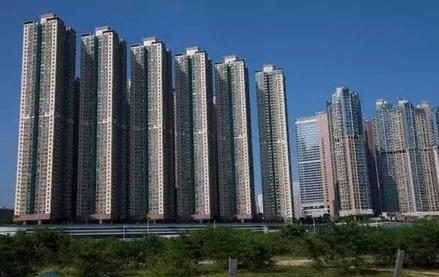 因虚假宣传构成不正当竞争行为，山东济南一房企被罚44万元。  　　4月30日，绿地北展济南置业有限公司在对某单位团购促销中发放载有“济南市政府将搬迁至先行区”不实信息的宣传材料。山东省市场监督管理局认定上述行为违反《中华人民共和国反不正当竞争法》第八条规定，构成虚假宣传的不正当竞争行为。近日，该公司被处以44万元的行政罚款。    　　最近一两年，“济南市政府将搬迁至先行区”的信息，一直都是网络传闻，从来没有任何正式“官宣”。在这种情况下，这家房企将其作为楼盘的宣传资料，显然是不合适的，也确实构成了虚假宣传。  　　很多人或许会疑惑，这种找不到确切官方消息源的信息，不能作为宣传依据，难道不是常识吗？相关房企会不知道？房企对这种“虚假宣传”乐此不疲，只是把传闻当成可以利用的工具。    　　将没有事实支撑的模棱两可的信息，释放给购房者和社会，是开发商惯用的宣传套路。外部因素方面，开发商的宣传点主要聚焦这几个方面：第一，政府搬迁甚至是区划变动；第二，高新产业、知名大型商业综合体、优质教育资源入驻板块；第三，高铁、地铁、高架路等交通方面的规划；第四，楼盘周边重大不利因素的消失，比如化工厂、垃圾场搬迁等；第五，将还没定的学区，视为“囊中之物”。  　　当然，楼盘内部情况的虚假宣传，也不在少数。比如，交付实体房和样板房不符；小区交付后内部配套，与前期的宣传或者沙盘展现不符；精装修的材料使用，和前期宣传不符；宣传时称业主可以自由去顶楼，但交房后却发现不行等。  　　正因为这些方面事关相关楼盘的现实价值，比如能不能卖完，甚至能不能热销等，相关房企才会绞尽脑汁蹭外部因素的热度，或者想方设法“修饰”楼盘内部情况。在房企眼里，事情真假不重要，只要有购房者买账就行。  　　除了房企本身的主观原因，相关虚假宣传的出现，也离不开相关楼盘在管理和规范层面的工作不到位。现实中，很多楼盘的宣传口径都不统一，比如在某些宣传信息上，开发商和销售团队的说法不一；不同的销售人员，对同一事情说法可能也不一样；有的楼盘还会引入二手房中介团队，使得楼盘在宣传上更加混乱。  　　房企或者具体楼盘套路不断的虚假宣传，再加上自媒体的炒作，确实很容易以假乱真。由于现在多为期房，对于营销宣传无法及时验证。在这种背景下，购房者容易被套路也就不难理解。  　　所以，监管层面必须加大处罚力度，而不仅是“隔墙扔砖式”惩戒，真正提高违法成本，缩小虚假宣传的空间。  　　同时，不能总是“事后诸葛亮”。在楼盘前期的营销宣传中，相关部门也应该及时介入，并引导购房者强化防范意识、证据意识。当然，整个房地产行业，也需要基本的行业规范，要有“行业自律”。  　　来源：中国青年报