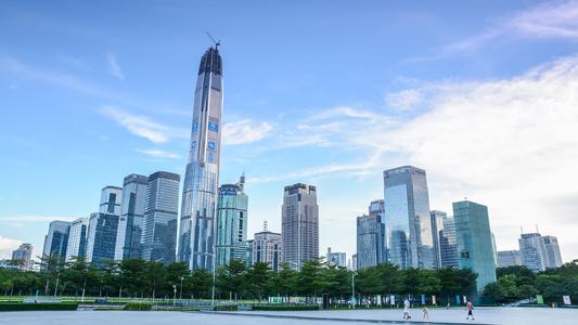 “现在福田中心区换办公室的客户，大多数都是因为今年经济收入不行，承受不起这么高的租金。”在福田中心区做写字楼出租工作的中介江先生告诉《华夏时报》记者，目前中小企业搬离福田中心区的情况越来越多。  　　中原盘源系统显示，目前福田中心区的空置率总体相对较高，但个盘差别挺大，平安金融中心空置率只有10%、皇庭广场空置率为9.5%。  　　在当前经济环境下，深圳全市写字楼一边是供应量充足，空置率不断攀升。另一边一波中小企业迫于成本压力正搬离市中心区，由此导致部分写字楼的空置率居高不下，租金不断下探，招租成为一大难题。    　　近三年写字楼供应持续走高  　　随着深圳全市写字楼空置率不断攀升，租金一路下行，不少写字楼面临招租难的窘境。今年以来，随处可见写字楼招租广告以及免租信息，各中介、房东为招租费了不少心思，但收效甚微。    　　第一太平戴维斯统计数据显示，深圳市2020年第一季度平均空置率结构性环比上升1.2个百分点，达26.2%。截至季末，深圳全市平均租金下降至201.7元/平方米/月，租金指数环比下跌1.6%。  　　而值得注意的是，供应增加无疑是深圳写字楼空置率攀升的主要推手。《华夏时报》记者根据第一太平戴维斯近年来发布的写字楼报告梳理得知，从2018年起，深圳写字楼供应量再呈上升走势。数据显示，2018年深圳全年累计供应量不足80万平方米，2019年深圳全年累计供应量达107.7万平方米。截至2019年底，深圳全市甲级写字楼总存量同比上升17.7%，至715.6万平方米。  　　与此同时，第一太平戴维斯预测，深圳2020年将迎来未来五年内的甲级写字楼供应高峰，全年预计累计共有134万平方米的新增写字楼面积交付，且未来五年新增供应总计达507万平方米。随着疫情结束和经济的发展，写字楼去化速度才可能得到相应变化，但租赁市场的竞争料将持续。  　　中小企业逃离福田中心区  　　“时常可以碰到一些中小企业换租、退租的情况，陆续搬离到租金更低的地段去了。”在福田中心区做写字楼出租工作的江先生对《华夏时报》记者表示，今年受疫情影响，一些中小企业为了节约租金成本以及员工的生活成本，搬离了中心区，有些甚至搬去了龙华、龙岗区。  　　陈女士所在的一家私募公司不久前便搬离了深圳福田中心区的平安金融中心。陈女士反映，一是平安金融中心作为地标级写字楼，租金始终维持高位，且议价空间不大；二是考虑到公司今年的整体效益不如往年。从福田中心区“逃离”后，陈女士所在的公司搬至岗厦地铁站附近，虽然还是在福田区，但岗厦总体的租金水平是平安金融中心租金的一半左右。  　　《华夏时报》记者了解到，平安金融中心的租金价位一直处于福田中心区最高水平，据中介沈先生表示，目前该写字楼的租金在350-500元/平方米/月。相比于周边其他写字楼200元/平方米/月出头的租金，平安金融中心作为地标，租金也高了一倍多。  　　让利招租情况难言乐观  　　“现在招租香蕉视频在线下载不收取承租方任何中介费，如果能和香蕉视频在线下载签约，香蕉视频在线下载还可以和承租企业平分佣金。”中介江先生对《华夏时报》记者表示，尤其是有一波金融公司爆雷，集体退租，后面再招租就更难了，所以有些二房东也跟着“跑路”了。  　　沈先生在深圳福田区从事写字楼出租工作已超过10年，他告诉《华夏时报》记者，近1年来，深圳写字楼租金下降了20-35%。除报价有所下跌之外，出租方给承租企业的免租期、相应折扣等方面，都有较大的让利空间。  　　与此同时，虽整体租金议价空间拉大，但仍有不少中小企业迫于中心区高昂的租金压力，选择退而求其次，往租金价格低的地段撤离。而更有甚者，一些小型的公司甚至直接搬离深圳，向东莞、惠州转移了。  　　面对不断撤离的企业，沈先生表示：“现在业主都是在诚心招租，如果公司承租面积够大、公司资质也还可以，租金方面都是很好商量。”沈先生对《华夏时报》记者表示，由于此次疫情，业主方对于资质好的企业，都会给予较多的让利空间。  　　沈先生向记者透露，目前平安金融中心A座有空置写字楼出租，而对于入驻的企业，需要事先核实企业资质。对于资质较好的企业，出租方给出的租金会有较大的优惠。“一般大型企业过来都会比较受欢迎，业主会给出合理的价格，留住客户。”沈先生表示，如果是世界500强企业，租金可以打7-8折。  　　来源：华夏时报